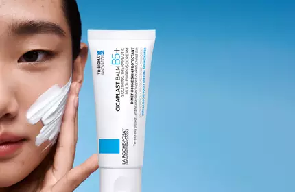 Model applying Cicaplast Balm to face